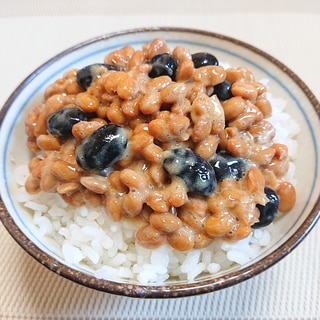 蒸し黒豆の納豆ご飯